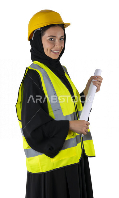 بورتريه لمهندسة معمارية عربية إماراتيه خليجية مبتسمه تحمل بيدها مخطط البناء، تنظر إلى الكاميرا, مهندسة إنشاءات محجبة ترتدي بدلة وخوذة السلامة في العمل, مهن ووظائف هندسيه، مشروع بناء، مفهوم الهندسه المعماريه, خلفية بيضاء