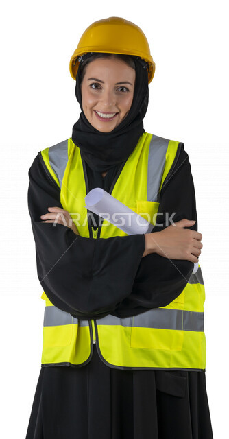 بورتريه لمهندسة معمارية عربية إماراتيه خليجية مبتسمه تحمل بيدها مخطط البناء، تنظر إلى الكاميرا, مهندسة إنشاءات محجبة ترتدي بدلة وخوذة السلامة في العمل, مهن ووظائف هندسيه، مشروع بناء، مفهوم الهندسه المعماريه, خلفية بيضاء