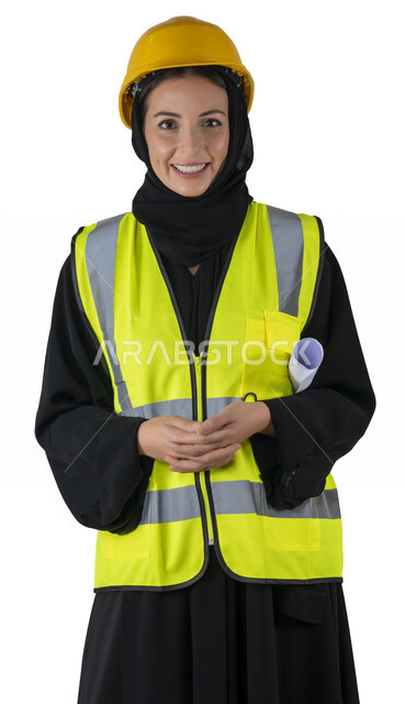 بورتريه لمهندسة معمارية عربية إماراتيه خليجية مبتسمه تحمل بيدها مخطط البناء، تنظر إلى الكاميرا, مهندسة إنشاءات محجبة ترتدي بدلة وخوذة السلامة في العمل, مهن ووظائف هندسيه، مشروع بناء، مفهوم الهندسه المعماريه, خلفية بيضاء