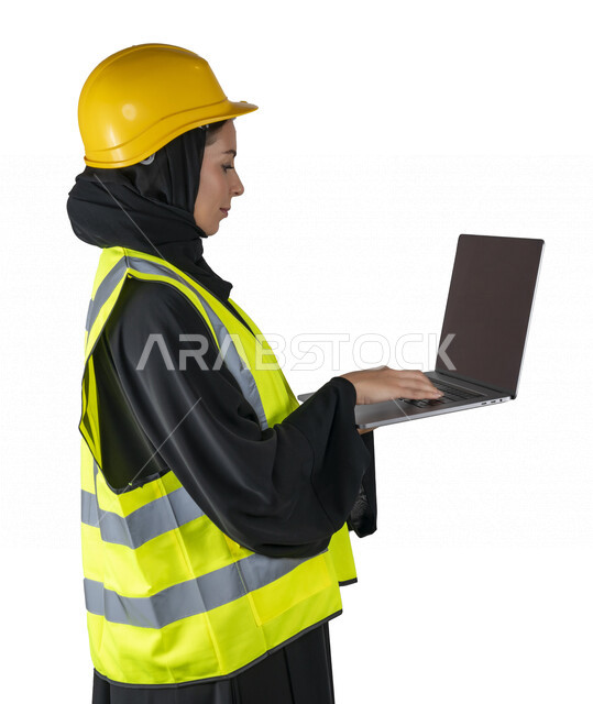 بورتريه لمهندسة معمارية عربية إماراتيه خليجية تحمل بيدها جهاز اللابتوب المحمول ، مهندسة إنشاءات محجبة ترتدي بدلة السلامة في العمل، خوذة العمل، مهن ووظائف هندسيه، مشروع بناء، مفهوم الهندسه المعماريه, خلفية بيضاء