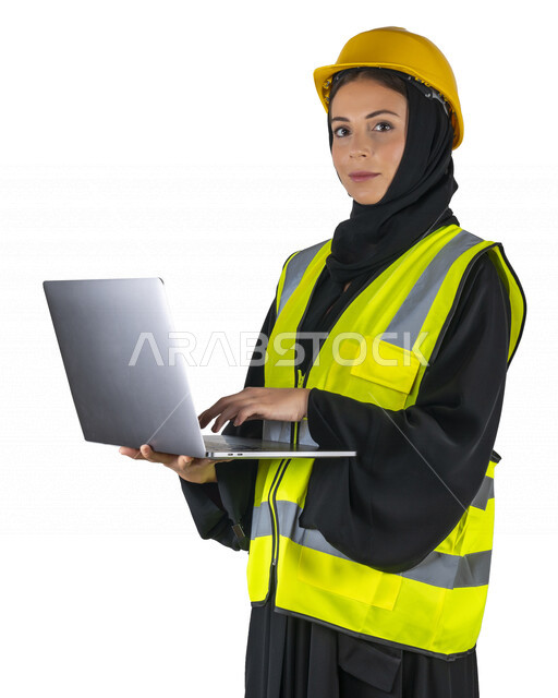 بورتريه لمهندسة معمارية عربية إماراتيه خليجية تحمل بيدها جهاز اللابتوب المحمول ، مهندسة إنشاءات محجبة ترتدي بدلة السلامة في العمل، خوذة العمل، مهن ووظائف هندسيه، مشروع بناء، مفهوم الهندسه المعماريه, خلفية بيضاء