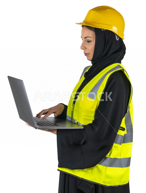 بورتريه لمهندسة معمارية عربية إماراتيه خليجية تحمل بيدها جهاز اللابتوب المحمول ، مهندسة إنشاءات محجبة ترتدي بدلة السلامة في العمل، خوذة العمل، مهن ووظائف هندسيه، مشروع بناء، مفهوم الهندسه المعماريه, خلفية بيضاء