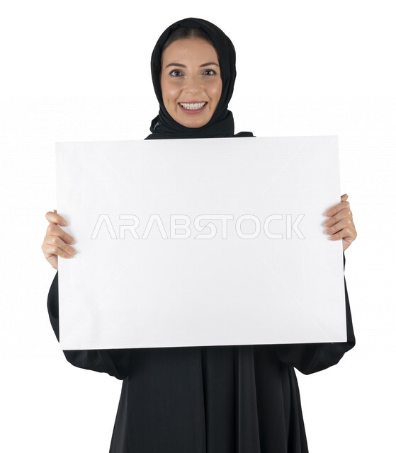 بورتريه لإمرأه عربية إماراتيه خليجية محجبة, تحمل لوحة بيضاء فارغة, لوحة إعلانات, لوح فلين مضغوط, إستخدام لوحات توضيحيه, إعلان تسويقي, لوح أبيض مفرغ, وسائل تعليميه, خلفيه بيضاء 