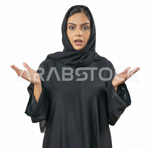 بورتريه مرأة عربية خليجية اماراتية ترتدي عباءة سعودية تقوم بإشارات يدين و تعابير وجه تدل على عدم المعرفة بأمر ما ، لا تعلم شيئاً ، موضوع مبهم و مجهول ، خلفية بيضاء
