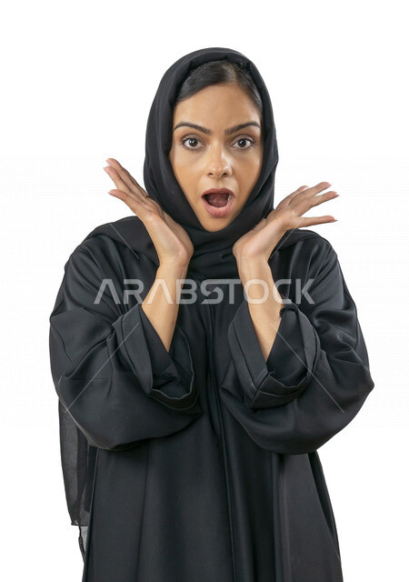 بورتريه مرأة عربية خليجية اماراتية ترتدي عباءة سعودية تقوم بإشارات يدين و تعابير وجه تدل على عدم المعرفة بأمر ما ، لا تعلم شيئاً ، موضوع مبهم و مجهول ، خلفية بيضاء
