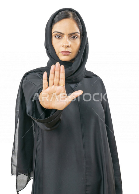 بورتريه لمرأه عربيه اماراتية خليجيه ترتدي العباءة والحجاب , إيماءات يدين تدل على طلب الهدوء, عدم الإزعاج, التوقف عن الكلام, الأمر بالصمت والسكوت , خلفية بيضاء .