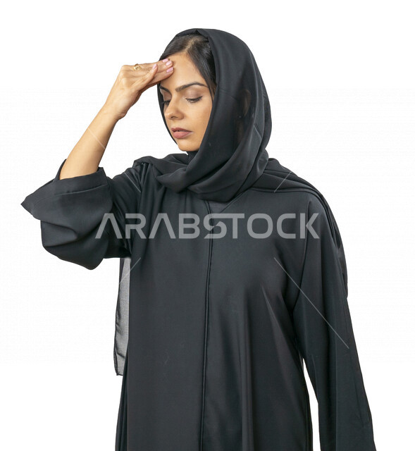 بورتريه مرأه عربية اماراتية خليجية ترتدي العباءة والحجاب , تقوم بإيماءات وجه تدل على الألم والتعب , الإحساس بوجع الرأس والصداع , الإحساس بالمرض , آلآم الشقيقة والصداع النصفي , الحاجة للعلاج ، خلفية بيضاء .