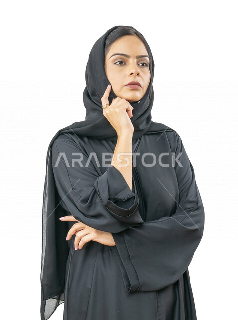 بورتريه مرأة عربية خليجية اماراتية ترتدي عباءة سعودية تقوم بإشارات يدين و تعابير وجه تدل على عدم المعرفة بأمر ما ، لا تعلم شيئاً ، موضوع مبهم و مجهول ، خلفية بيضاء