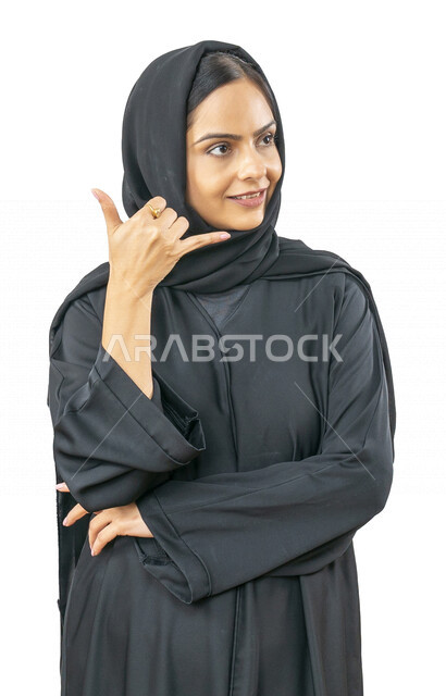 بورتريه لمرأة عربية خليجية اماراتية , تقوم بإيماءات وجه ويدين مختلفة , إشارة يد تدل على تلقي اتصال , إشارة تعني اتصل بي , التواصل مع الأصدقاء ، خلفية بيضاء .