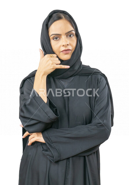 بورتريه لمرأة عربية خليجية اماراتية , تقوم بإيماءات وجه ويدين مختلفة , إشارة يد تدل على تلقي اتصال , إشارة تعني اتصل بي , التواصل مع الأصدقاء ، خلفية بيضاء .