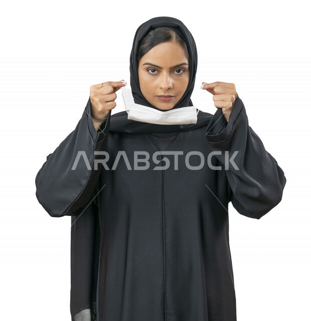 بورتريه لشابة عربية خليجية اماراتية تقوم بارتداء الكمامة لتجنب تفشي الفايروس ، اتباع اجراءات الحماية والسلامة ، تجنب انتشار العدوى ، كورونا , خلفية بيضاء
