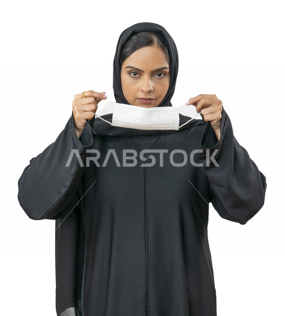 بورتريه لشابة عربية خليجية اماراتية تقوم بارتداء الكمامة لتجنب تفشي الفايروس ، اتباع اجراءات الحماية والسلامة ، تجنب انتشار العدوى ، كورونا , خلفية بيضاء