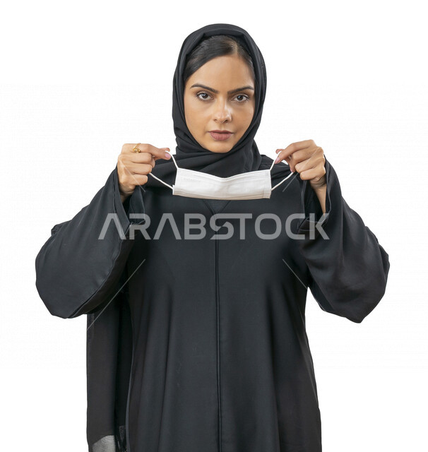 بورتريه لشابة عربية خليجية اماراتية تقوم بارتداء الكمامة لتجنب تفشي الفايروس ، اتباع اجراءات الحماية والسلامة ، تجنب انتشار العدوى ، كورونا , خلفية بيضاء