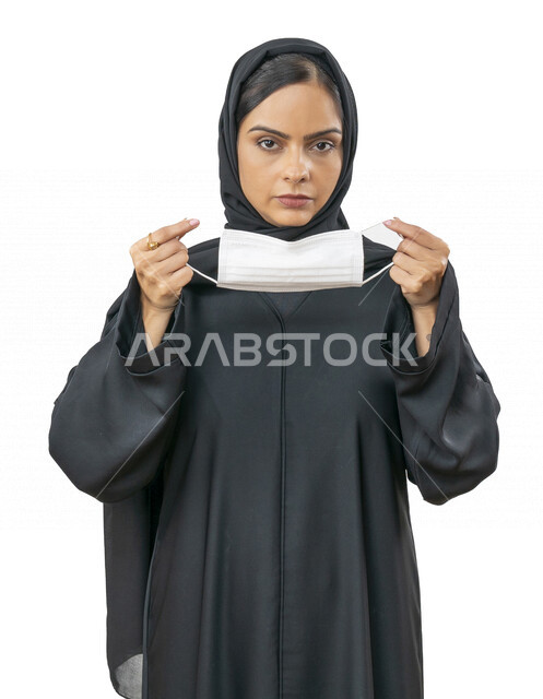 بورتريه لشابة عربية خليجية اماراتية تقوم بارتداء الكمامة لتجنب تفشي الفايروس ، اتباع اجراءات الحماية والسلامة ، تجنب انتشار العدوى ، كورونا , خلفية بيضاء