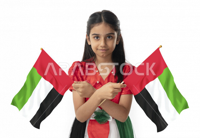 خلفية بيضاء, الإحتفال بيوم الاستقلال لدولة الإمارات العربية المتحدة, بورتريه مقرب لبنت عربية خليجية إماراتية ترتدي فستان بألوان علم الإمارات, هوية اليوم الوطني الإماراتي51, تقديم الولاء والحب للوطن, فتاة تحمل بيدها علم الامارات وتنظر الى الكاميرا