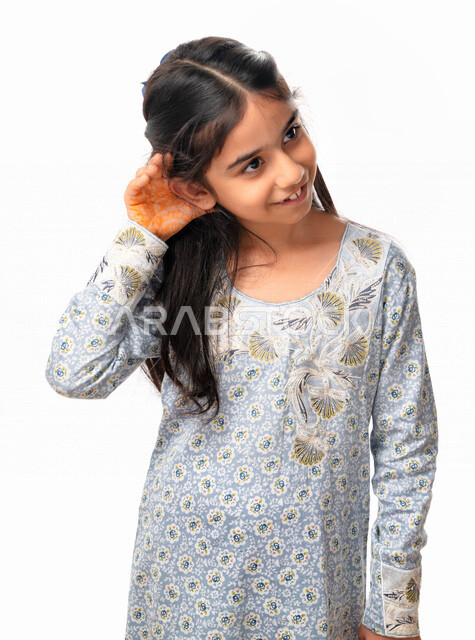 إيماءات يد تدل على الإنصات, سماع الأسرار والمحادثات، محاولة التجسس والتنصت, بورتريه مقرب لفتاة عربية اماراتية خليجية تضع يديها خلف اذنيها, بنت سعودية بالإستماع و التركيز على الكلام, خلفية بيضاء