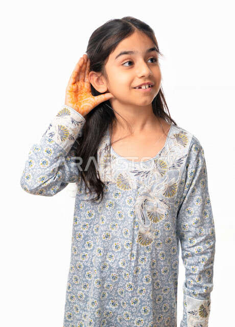إيماءات يد ووجه تدل على الإنصات وكشف الاسرار, سماع الأحاديث و النقاشات، محاولة التجسس والتنصت, بورتريه مقرب لفتاة عربية اماراتية خليجية تضع يديها خلف اذنيها, بنت سعودية بالإستماع و التركيز على الكلام, خلفية بيضاء