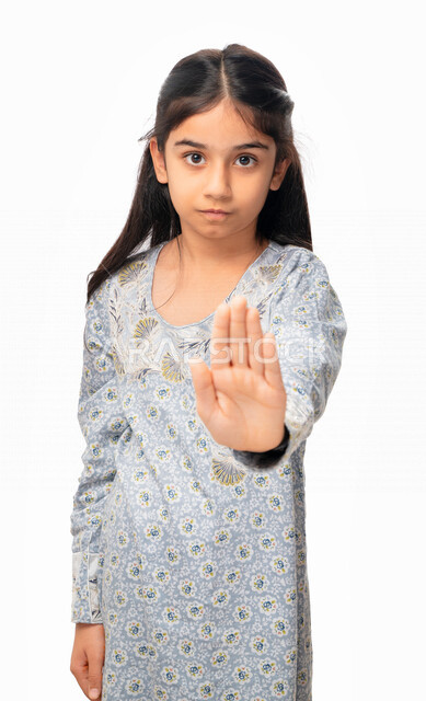 عدم تخطي الحدود في الكلام، إيماءات يدين تدل على الأمر بالتوقف عن فعل شيء ما و النهي عنه, بنت سعودية ترتدي الثوب الخليجي و تشعر بالإنزعاج و الرفض والإمتناع، بورتريه لفتاة عربية اماراتية خليجية ترفع كفها للأعلى, خلفية بيضاء