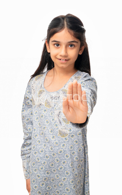 الصمت والتوقف عن الكلام، إيماءات يدين تدل على الأمر بالتوقف عن فعل شيء ما و النهي عنه, بنت سعودية ترتدي الثوب الخليجي و تشعر بالإنزعاج و الرفض والإمتناع، بورتريه لفتاة عربية اماراتية خليجية ترفع كفها للأعلى, خلفية بيضاء