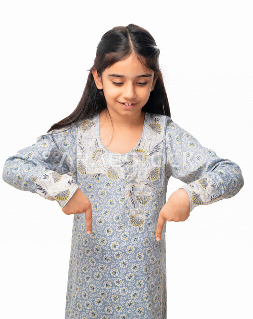 إيماءات يدين تشير الى موقع معين, في هذه اللحظه (الآن), بورتريه لفتاة عربية اماراتية خليجية تشير بأصابعها إلى الاسفل, بنت سعودية ترتدي الثوب الخليجي وتقوم بتحديد هذا المكان (هنا), خلفية بيضاء