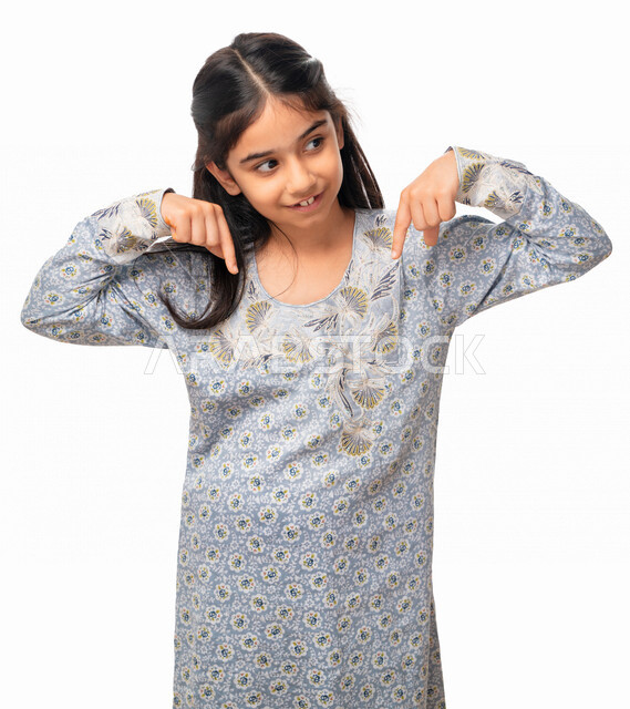 تحديد هذا المكان (هنا), إيماءات يدين تشير الى موقع معين, بورتريه لفتاة عربية اماراتية خليجية تشير بأصابعها إلى الاسفل, بنت سعودية ترتدي الثوب الخليجي وتقوم في توثيق هذه اللحظه (الآن) خلفية بيضاء