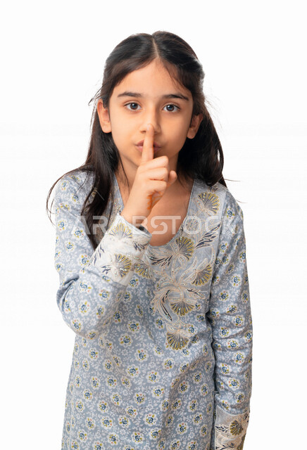  الأمر بالصمت و الاستماع و التوقف عن الكلام، بورتريه لفتاة عربية سعودية اماراتية ترفع اصبعها الى فمها, بنت سعودية ترتدي الثوب الخليجي بإيماءات يدين تدل على طلب الهدوء و عدم الإزعاج, خلفية بيضاء