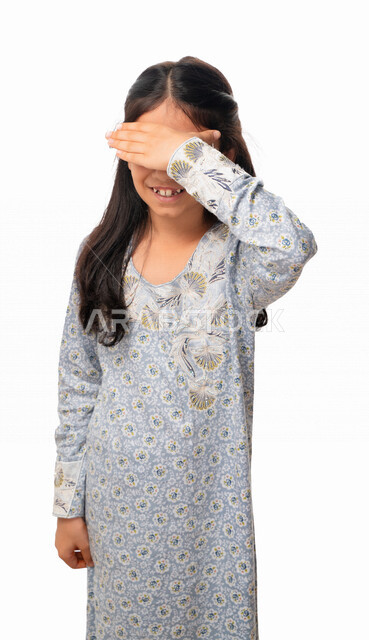  الحماية من الاذى وأشعة الشمس, قضاء أوقات ممتعه في العطلة الصيفية، بورتريه مقرب لفتاة عربية اماراتية خليجية تضع يدها على جبينها ، بنت سعودية ترتدي الثوب الخليجي وتقوم باللعب والمرح والتسلية، خلفية بيضاء