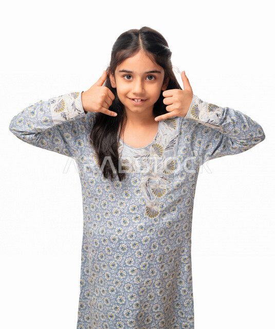 طلب التواصل عبر الهاتف, بورتريه مقرب لفتاة عربية اماراتية خليجية بحركات وجه ويدين تدل على إجراء مكالمه هاتفيه, محادثات ودردشات و صداقات وتعارف,بنت سعودية ترتدي الثوب والشماغ تقوم بالتواصل الإجتماعي عبر الجوال، خلفية بيضاء