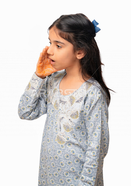 الهمس والهدوء اثناء الكلام، التحدث بصوت منخفض ، بورتريه مقرب لفتاة عربيةة اماراتية خليجية  تهمس خلف يدها سرا، كتمان وحفظ الاسرار، بنت سعودية ترتدي الثوب الخليجي وتقوم بمشاركة سر ما ،خلفية بيضاء