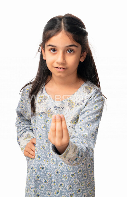 التريث و الصبر و التأني, التهديد و التوعد لشيء ما، بورتريه لفتاة عربية اماراتية خليجية تضع يدها على خصرها ،ايماءات يد تدل على طلب الإنتظار, بنت سعودية ترتدي الثوب الخليجي تطلب إمهال بعض الوقت لفعل شيء، خلفية بيضاء