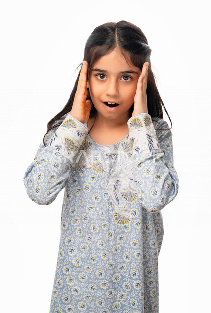  الدهشه و التعجب, التفاجؤ من شيئ ما, بورتريه مقرب لفتاة عربية امارتية خليجية بحركات وجه ويدين تدل على الذهول و الصدمة , بنت سعودية ترتدي الثوب الخليجي وترفع يديها على رأسها بإيماءات الفرح والسعادة، خلفية بيضاء