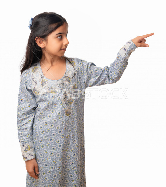 تقنية الهولوجرام ثلاثية الابعاد ,الشعور بالإعجاب و البهجه والسرور، بورتريه مقرب لفتاة عربيه اماراتية خليجية تستخدم حاسة اللمس لتحريك العناصر الهولوجراميه, إيماءات يدين تشير الى شيء ما, بنت سعودية ترتدي الثوب الخليجي و تنقر على الشاشه, خلفية بيضاء