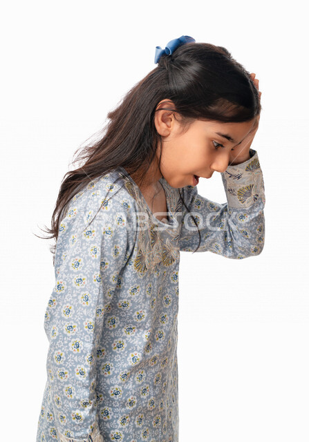 المحاولة في تذكر شيء ما، بنت سعودية ترتدي الثوب الخليجي بإيماءات و تعابير وجه و يدين تدل على النسيان و الخذلان و الندم ، فتاة عربية اماراتية خليجية تتضع يدها على رأسها ، خلفية بيضاء