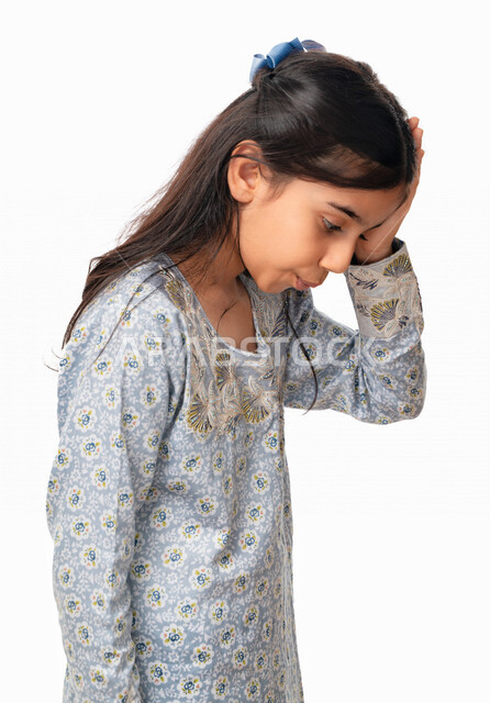 المحاولة في تذكر شيء ما، بنت سعودية ترتدي الثوب الخليجي بإيماءات و تعابير وجه و يدين تدل على النسيان و الخذلان و الندم ، فتاة عربية اماراتية خليجية تتضع يدها على رأسها ، خلفية بيضاء