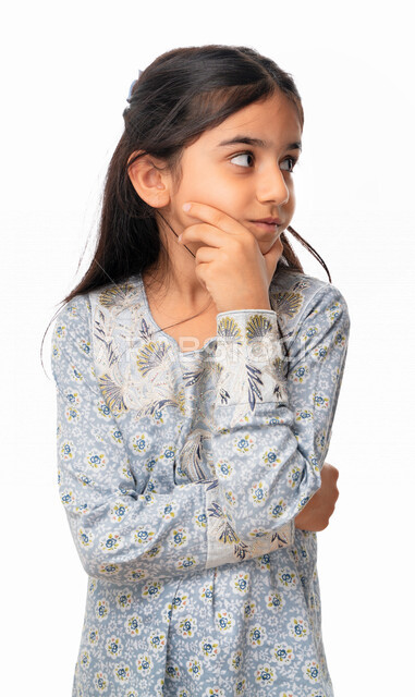 التأمل والتفكير و شرود الذهن والتخطيط للمستقبل, بورتريه مقرب لفتاة عربيه اماراتية خليجية بإشارت وجه ويدين تدل على التفكير بشيء ما, بنت سعودية ترتدي الثوب الخليجي تقوم بإيجاد حل لمشكلة, التمعن والتركيز، خلفية بيضاء