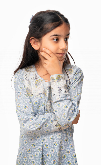 التفكير و التأمل و شرود الذهن والتخطيط للمستقبل, بورتريه مقرب لفتاة عربيه اماراتية خليجية بإشارت وجه ويدين تدل على التفكير بشيء ما, بنت سعودية ترتدي الثوب الخليجي تقوم بإيجاد حل لمشكلة, التمعن والتركيز، خلفية بيضاء