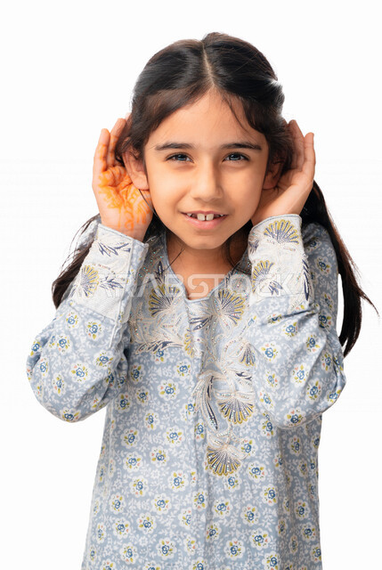 سماع الأسرار والمحادثات، محاولة التجسس والتنصت, بورتريه مقرب لفتاة عربية اماراتية خليجية تضع يديها خلف اذنيها, بنت سعودية بإيماءات يد تدل على الإنصات, حسن الإستماع و التركيز على الكلام, خلفية بيضاء