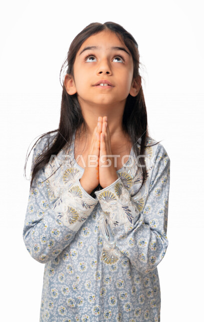  اشارات وجه ويدين تدل على الدعاء والتضرع الى الله, بورتريه لفتاة عربيه اماراتية خليجية تنظر الى الاعلى، الحمد والشكر و طلب العون, الرغبه في تحقيق الأمنيات, بنت سعودية ترتدي الثوب الخليجي وتطلب المغفره من الله عز وجل، خلفية بيضاء