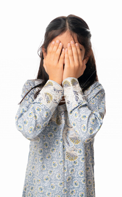 حركات تدل على البكاء، بورتريه مقرب لفتاة عربيه اماراتية خليجيه تقوم بوضع يديها على وجهها باشارات يد تدل على اللعب والمرح و الترفيه, الإستعداد لرؤية المفاجأه, بنت سعودية ترتدي الثوب الخليجي و تشعر بالتشوق والحماس، خلفية بيضاء