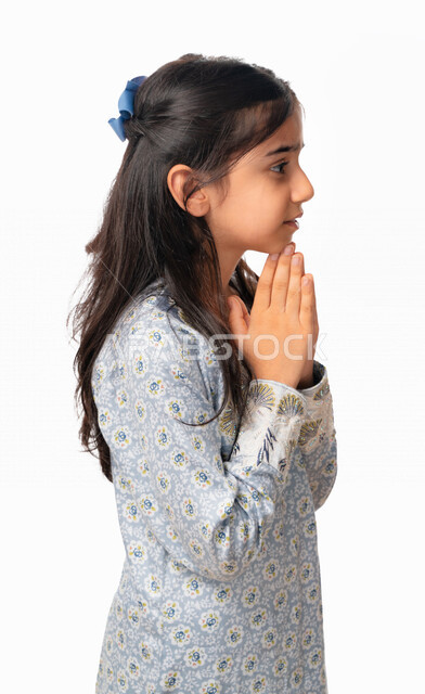  مراجعة الاغلاط والاعتراف بها، بورتريه مقرب لفتاة عربيه اماراتيه تقوم بالاعتذار وطلب المغفره ، بنت سعودية ترتدي الثوب الخليجي تشعر بالندم على فعل الخطأ، الاعتراف (الاقرار) بارتكاب الأخطاء، خلفية بيضاء