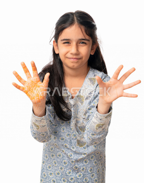 التصدي و الدفاع عن النفس, بورتريه مقرب لفتاة عربيه اماراتية خليجيه تقوم برفع يديها خوفا من شيء ما, بنت سعودية ترتدي الثوب الخليجي بايماءات الخوف و أخذ الحيطة والحذر ، خلفية بيضاء