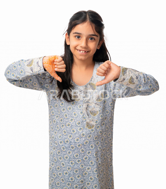 المحافظة على الابتسامة  والسعادة ورفض المشاعر السلبية, الرفض و عدم القبول, السعادة بعد رفض العادات غير الصحية ،بورتريه مقرب لفتاة عربية اماراتية خليجية  بحركات يد تدل على عدم  الإعجاب, بنت سعودية ترتدي الثوب الخليجي وتشعر بالفرح  والسرور، خلفية بيضاء