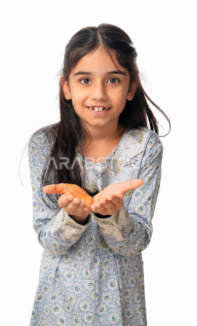  رفع عنصر هولوجرامي على الكفوف, تقنية الهولوجرام ثلاثية الابعاد,  بورتريه لفتاة عربية اماراتية خليجية تقوم بحمل عنصر هولوجرامي ،بنت سعودية ترتدي الثوب الخليجي تشعر بالإعجاب والرضى, البهجه والسرور، خلفية بيضاء