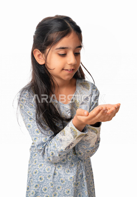 تقنية الهولوجرام ثلاثية الابعاد, إيماءات يدين تدل على حمل شيء ما على كفيها,  بورتريه لفتاة عربية اماراتية خليجية تقوم برفع عنصر هولوجرامي ،بنت سعودية ترتدي الثوب الخليجي تشعر بالإعجاب والرضى, البهجه والسرور، خلفية بيضاء