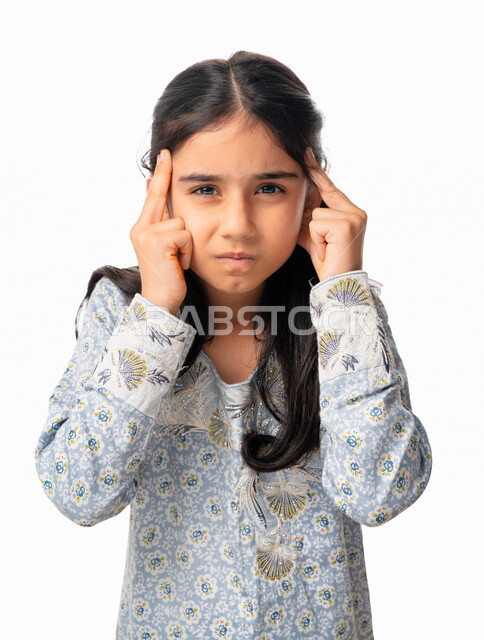 التفكير في شيء ما, طلب المساعده للذهاب الى الطبيب، بورتريه لفتاة عربيه اماراتية خليجيه تضع يديها على رأسها، إيماءات وجه ويدين تدل على الشعور بالصداع ، الإحساس بالمرض و التعب والإرهاق, بنت سعودية ترتدي الثوب الخليجي بحاجه للعلاج والدواء, خلفية بيضاء