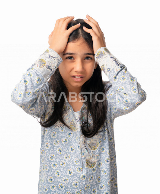  ايماءات وجه ويدين تدل على الشعور بالخيبه, بورتريه مقرب لفتاة عربية اماراتية تضع يديها على رأسها، الحزن والإحباط, الرغبه بالبكاء, بنت سعودية ترتدي الثوب الخليجي تتندم على شيء ما, الخساره والفشل، خلفية بيضاء