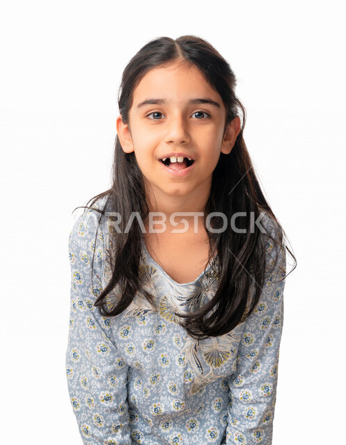 بورتريه مقرب لفتاة عربيه اماراتية خليجية تنظر الى الكاميرا, ايماءات  وجه تدل على السعادة, بنت سعودية ترتدي الثوب الخليجي وتبتسم , خلفية بيضاء