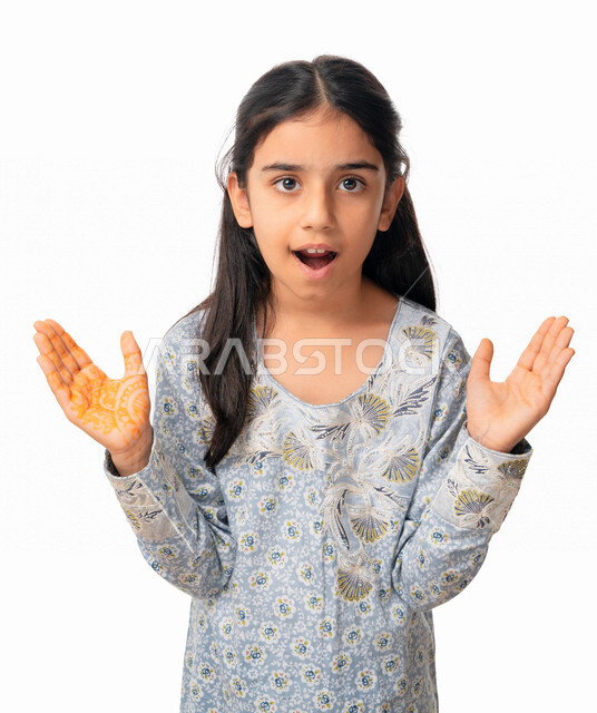 الصدمه والذهول و الإستغراب، بورتريه مقرب لفتاة عربيه اماراتية خليجيه بإيماءات وجه ويدين تدل على الدهشه و التعجب, بنت سعودية ترتدي الثوب الخليجي و تتفاجئ من شيئ ما, خلفية بيضاء