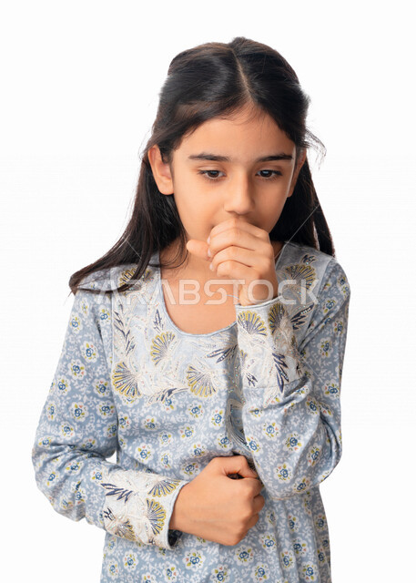 الحاجه للعلاج والدواء, بورتريه مقرب لفتاة عربيه اماراتية خليجيه بإيماءات وجه ويدين تدل على السعال, الشعور بالمرض و الألم, فتاة سعودية ترتدي الثوب الخليجي متعبة ومرهقة, طلب المساعده للذهاب الى الطبيب, أعراض مرض كورونا (كوفيد-19)، خلفية بيضاء