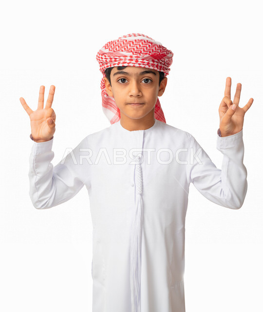 علامة الجوده و الإمتياز والتميز, بورتريه لولد عربي اماراتي خليجي يرتدي الكندورة والعمامة الاماراتية, إيماءات وجه ويدين تدل على الإعجاب والرضى, حالة جيده, القبول والموافقه، خلفية بيضاء